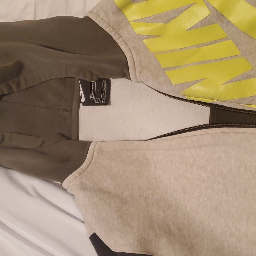 Nike jackets pre-owned great condition zipper works small Crack on it